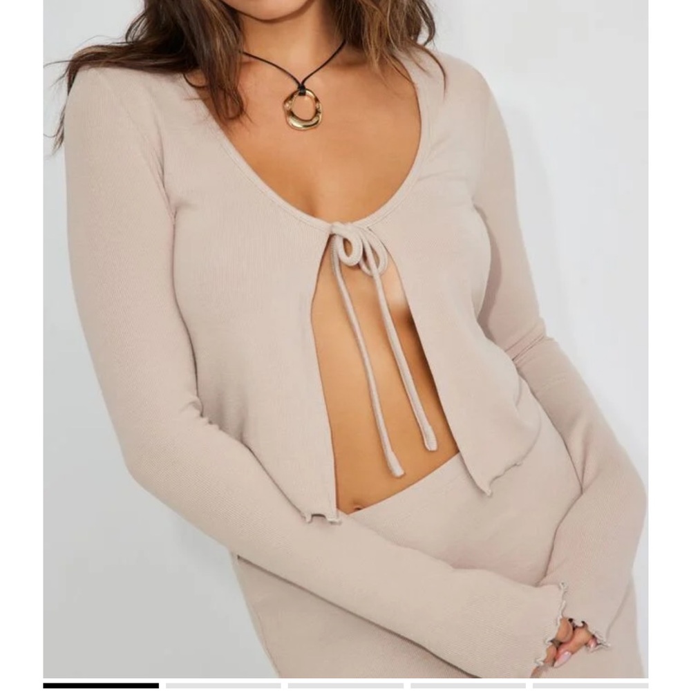 *WHITE* Garage Long Sleeve Front Tie Flyaway